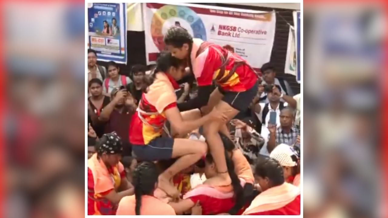 Mumbai Dahi Handi 2026: कृष्ण जन्माष्टमी पर मुंबई में दही हांडी की धूम, महिलाओं की टोली ने फोड़ी हांडी, देखें मनमोहक वीडियो