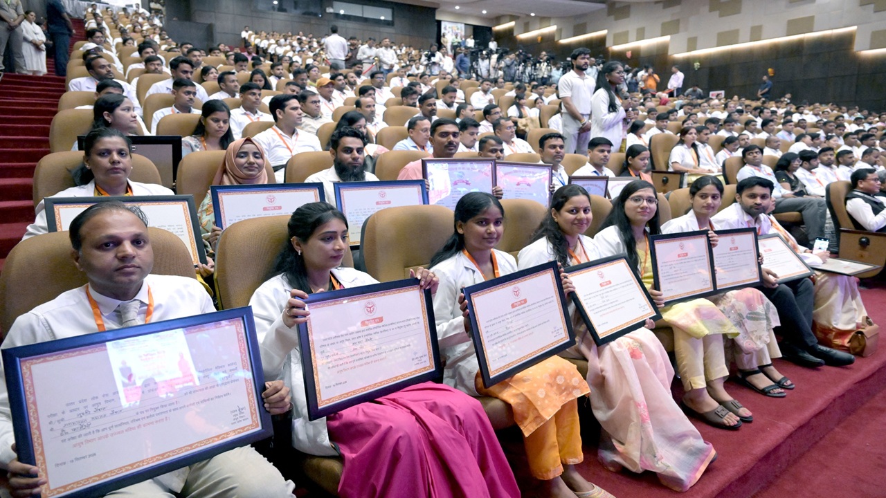 UP News: सीएम योगी ने 818 अभ्यर्थियों को सौंपे नियुक्ति पत्र, नौकरी पाकर खिले युवाओं के चेहरे, कहा- निष्पक्ष और पारदर्शी भर्ती से साकार हुआ जॉब का सपना