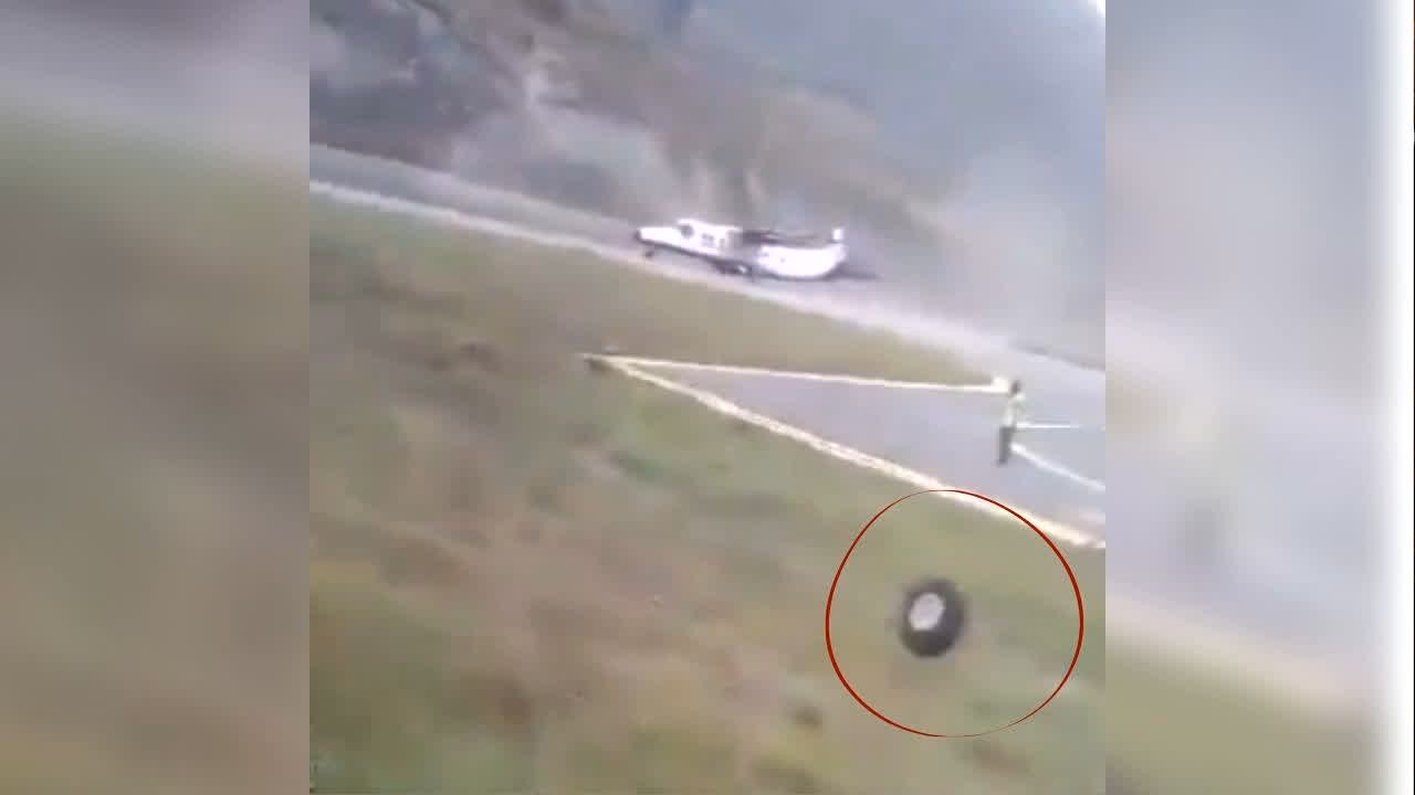 Nepal Plane Accident Video: लैंडिंग के दौरान अचानक निकला विमान का पहिया, सवार थे 16 लोग, काफी दूर तक घिसटता रहा प्लेन, देखें वीडियो