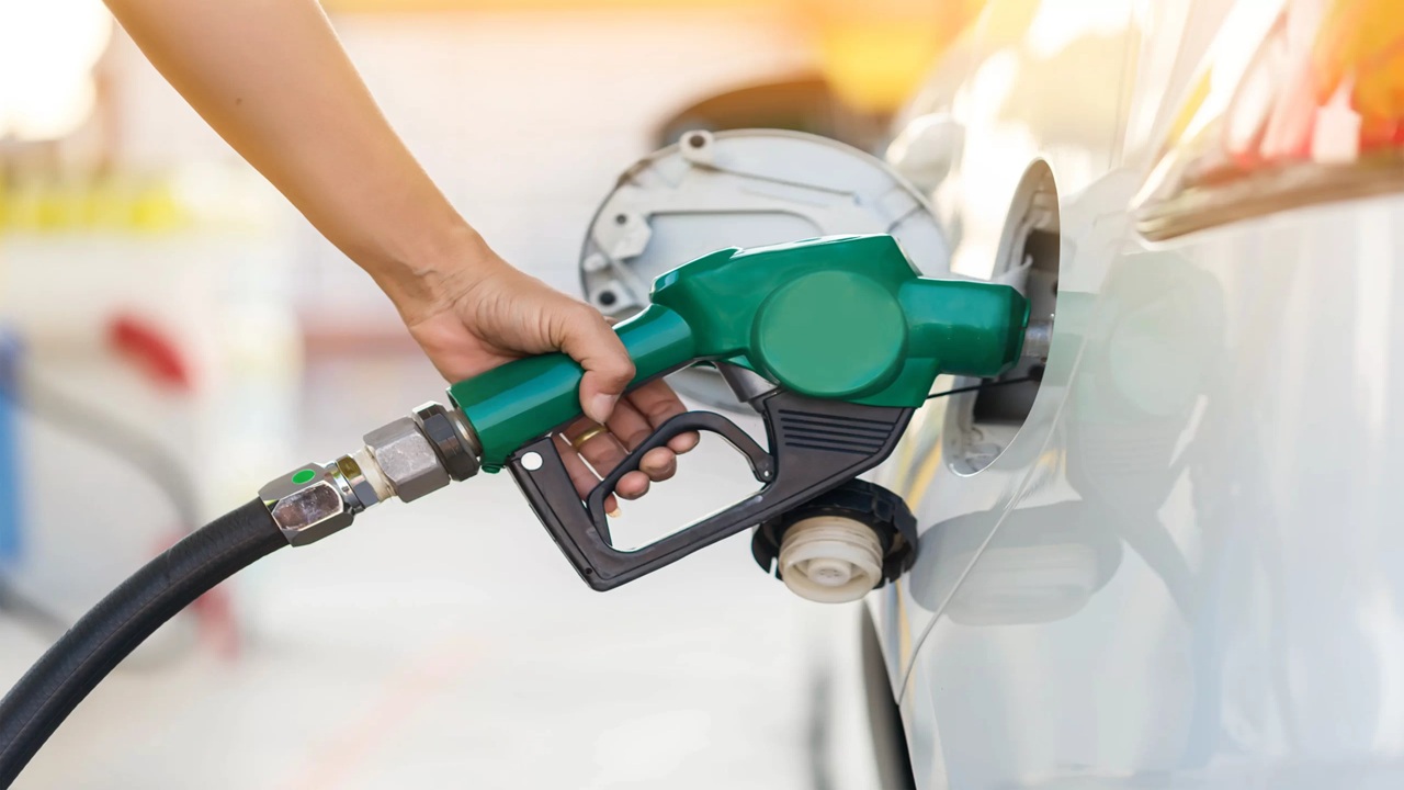 Petrol Price Hike Update: देश में फिर बढ़ सकते हैं पेट्रोल और डीजल के दाम? 100 डॉलर के पार पहुंचा क्रूड, तेल कंपनियों को हो रहा इतने रुपए का नुकसान