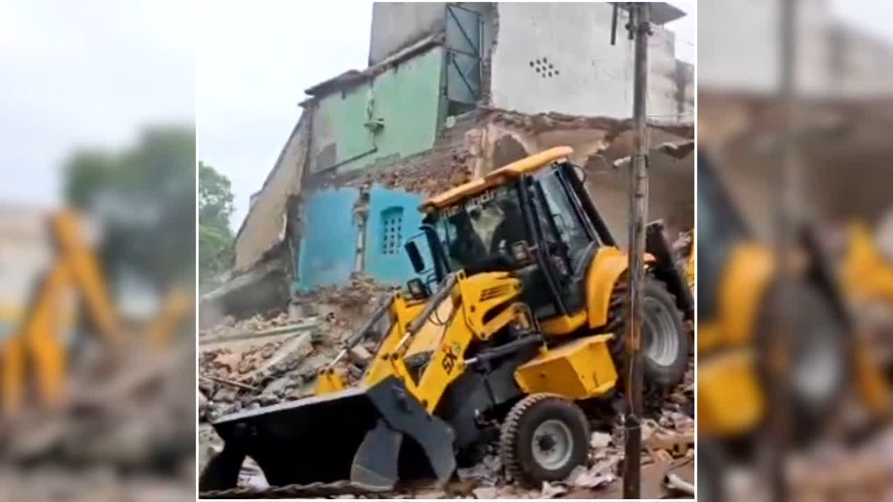 Saharanpur Bulldozer Action: प्रशासन की बड़ी कार्रवाई, कलक्ट्रेट परिसर की मस्जिद पर चला बुलडोजर, जानिए कोर्ट ने क्यों माना था अवैध?