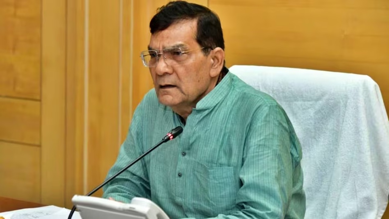 UP News: त्योहारों से पहले गड्ढामुक्त होगी बाढ़ प्रभावित क्षेत्रों की सड़कें, बिजली व्यवस्था भी दुरुस्त करने के निर्देश, मंत्री एके शर्मा ने ली अफसरों की बैठक