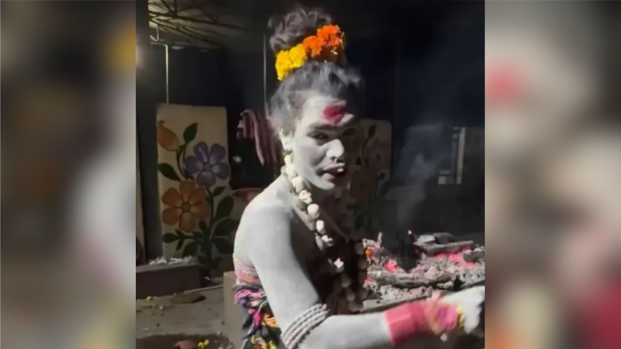 Ujjain Viral Video: श्मशान घाट में जलती चिता के पास पहुंची महिला, फिर निकालकर खाने लगी मानव मांस, वीडियो देख आप भी रह जाएंगे दंग