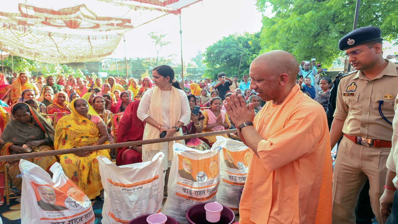 UP News: बाढ़ प्रभावित इलाके में मुख्यमंत्री योगी, बेदूपार इंटर कॉलेज में अपने हाथों से परिवारों को बांटी राहत सामग्री, फसल नुकसान पर 10 दिन में मुआवजे के निर्देश