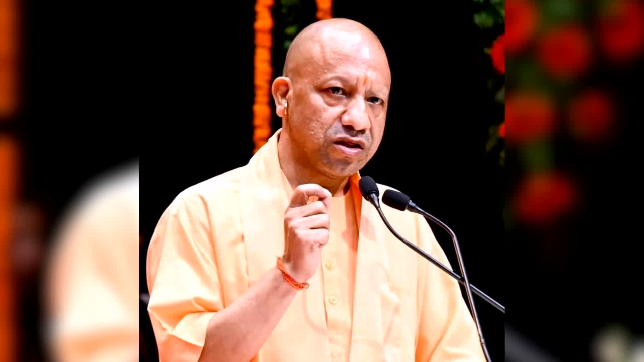 Yogi Adityanath News: सीएम योगी ने 1,375 ग्राम पंचायत अधिकारियों को बांटे नियुक्ति पत्र, समाजवादी पार्टी पर बोला हमला, कहा- ‘सपा के लिए विकास का मतलब केवल सैफई था’