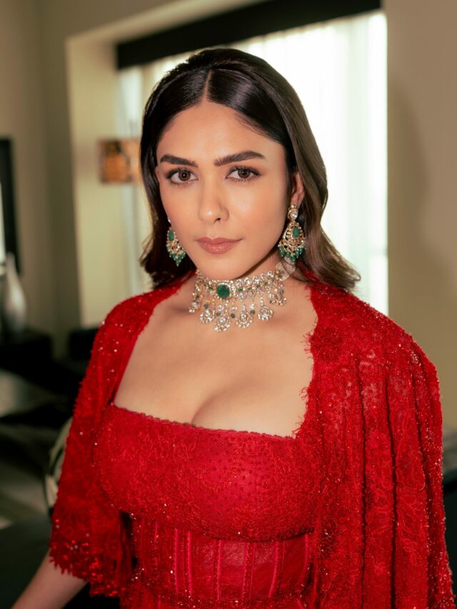 Mrunal Thakur: 'लाल परी' बनकर मृणाल ठाकुर ने लूटी महफिल, लेटेस्ट तस्वीरें देख थम जाएगा दिल!
