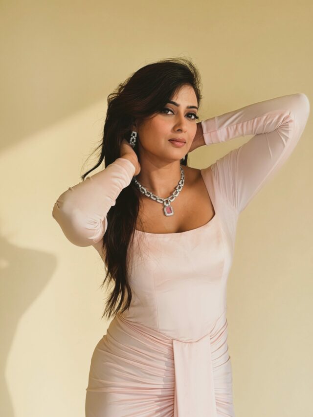 Shweta Tiwari New Look: बेबी पिंक ड्रेस में Shweta Tiwari का कातिलाना अंदाज, फैंस बोले- नजरें हटाना मुश्किल
