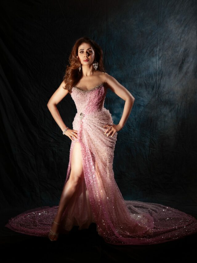Urmila Matondkar: थाई-स्लिट गाउन में उर्मिला का कातिलाना अंदाज! 52 की उम्र में दिखीं बेहद हसीन