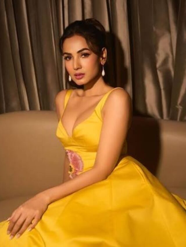 Sonal Chauhan Hot Pic: डीप-नेक गाउन में जन्नत गर्ल ने बढ़ाया सोशल मीडिया का पारा, शेयर की ग्लैमरस तस्वीरें