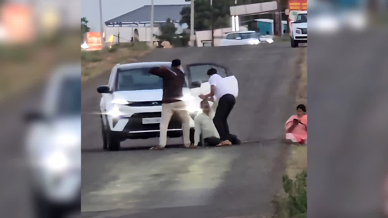 Pune Kid Beating Parent News: मां के नाम की जमीन बेचने से भड़के कलयुगी बेटे! बुजुर्ग माता-पिता को सड़क पर घेरा, लाठी-डंडों से पीटा और दी गंभीर धमकी