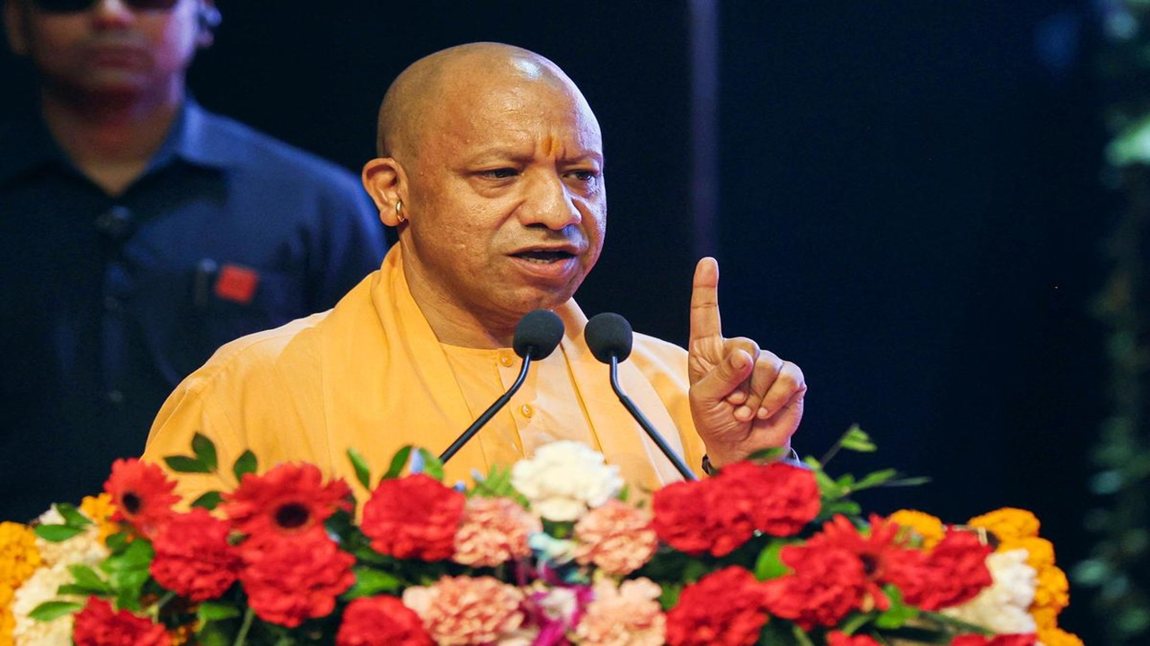 CM Yogi Latest News: मेरठ में युवा संवाद कार्यक्रम में शामिल हुए मुख्यमंत्री योगी, कहा- कल 2500 युवाओं को मिलेगा नियुक्ति पत्र, पिछली सरकार पर भी जमकर साधा निशाना