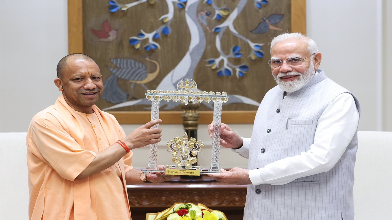 CM Yogi Delhi Visit: पीएम मोदी और जेपी नड्डा से मिले सीएम योगी, फिरोजाबाद के ODOP ग्लासवर्क से निर्मित गणेश प्रतिमा की भेंट