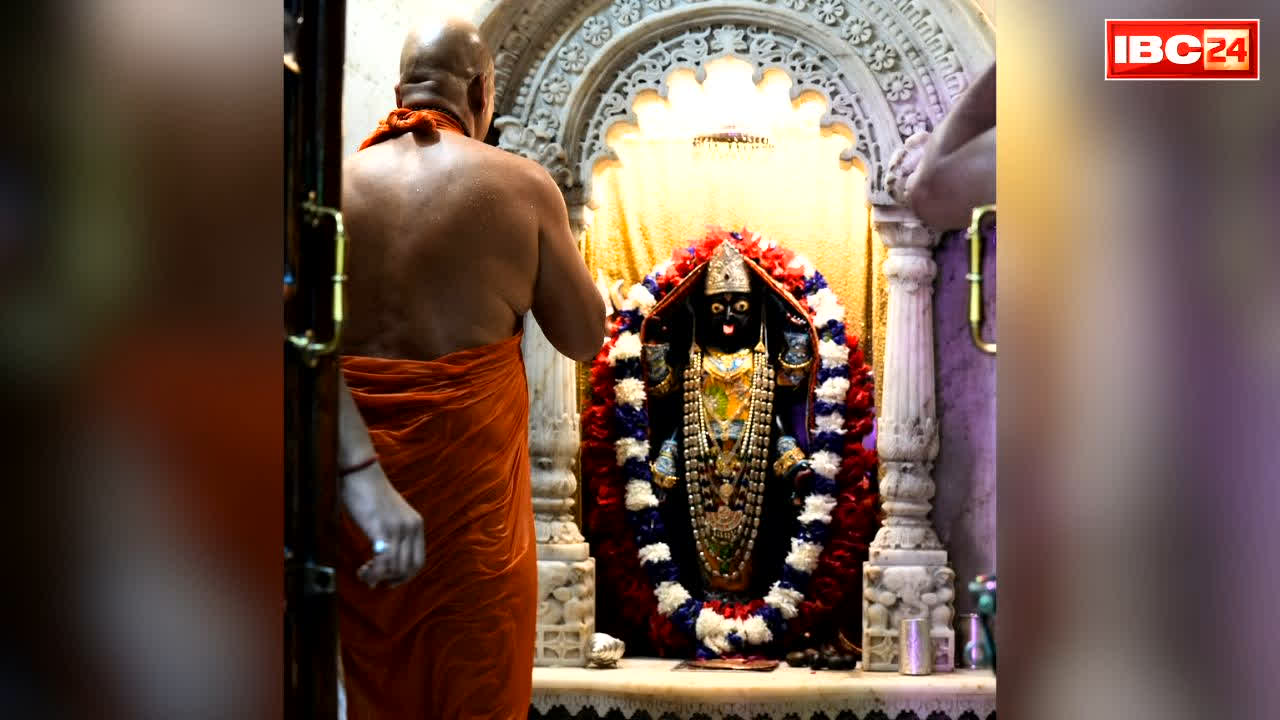 नवरात्र के पहले दिन दक्षिण काली मंदिर में भारी भीड़