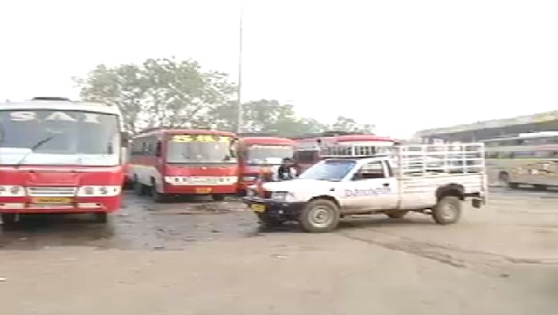 बड़े बस ऑपरेटर हड़ताल से वापस लौटे, मिनी बस के मालिक अपनी मांगो पर अड़े