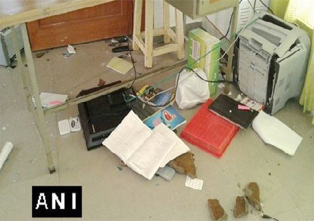 रोहित आत्महत्या मामलाः HU के वीसी ऑफिस में तोड़फोड़
