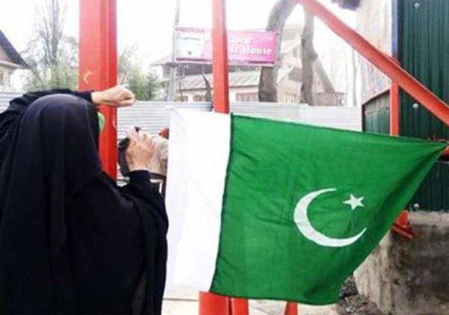 पाक के नेशनल डे पर अलगाववादी आसिया अंद्राबी ने फहराया पाक का झंडा