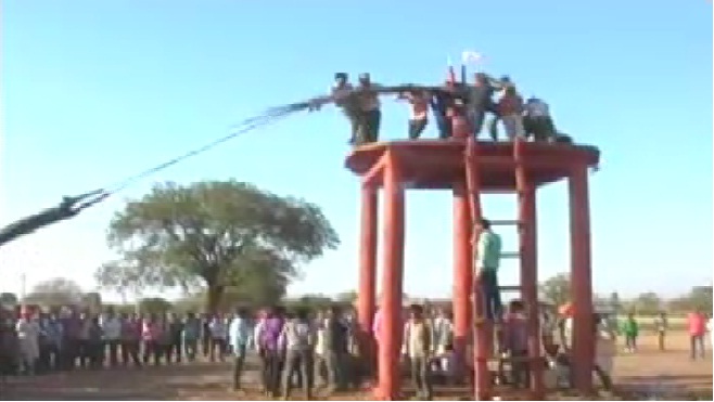 कलेक्टर और एसपी ने वनवासी लोगों के साथ मनाई होली