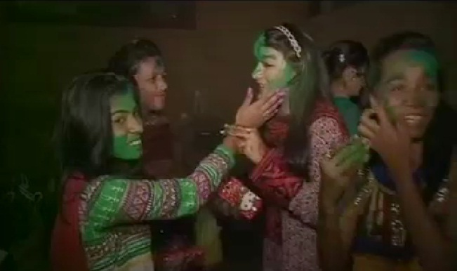 पाकिस्तान में भी मनाई गई होली
