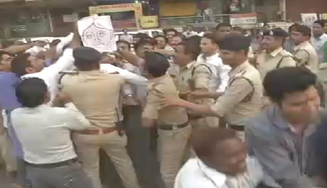 हेलमेट चैकिंग के नाम पर पुलिसिया पिटाई का विरोध