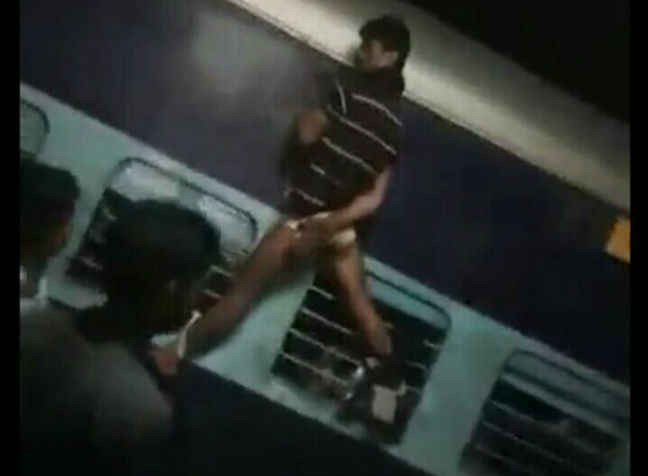 बॉटल से पानी पीने की सजा, ट्रेन के बाहर लटका कर युवक को बेरहमी से पिटा