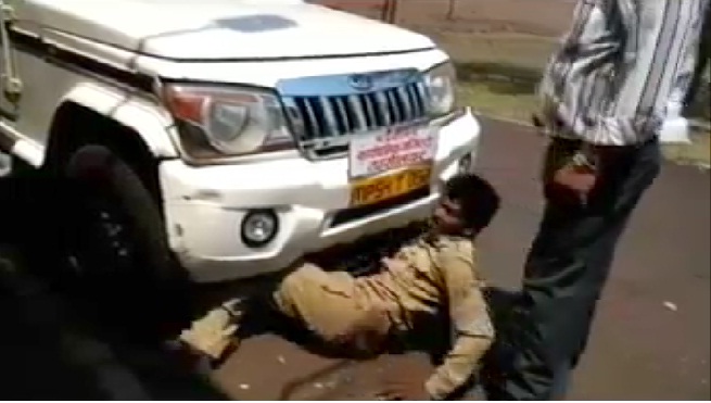 तहसीलदार की गाड़ी के नीचे लेटा कर्मचारी, 8 माह से नहीं मिला वेतन