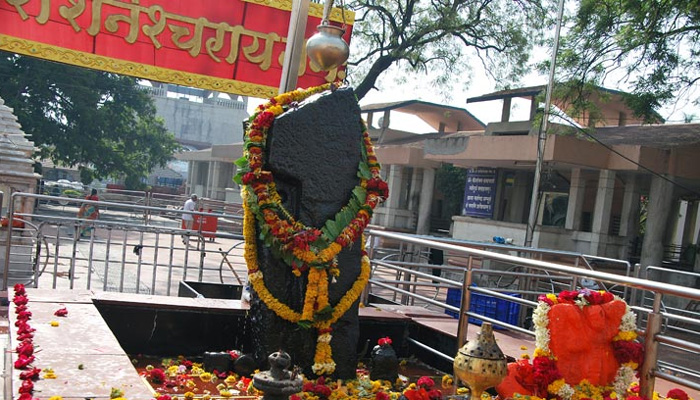 शनि शिंगणापुर में चबूतरे पर जाने से पुरुषों को भी रोका गया