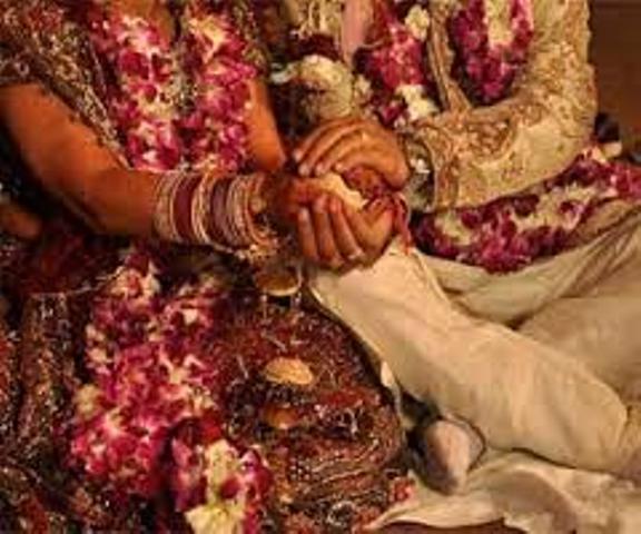 प्रेमी जोड़े के शादी करने पर बवाल, लड़की के परिजनों ने आर्य समाज में की तोड़फोड़