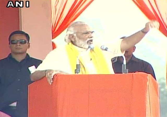 PM नरेंद्र मोदी ने ममता पर साधा निशाना कहा- मां, माटी और मानुष वाले ले रहे पैसे