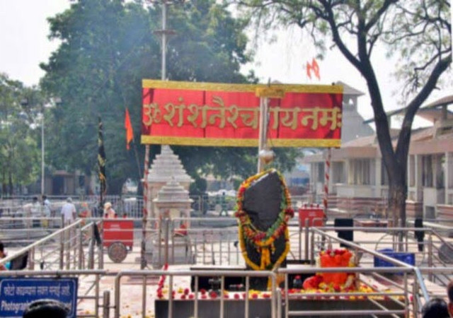 400 वर्ष पूरानी परंपरा टूटी, शिंगणापुर शनि मंदिर में महिलाओं को मिली पूजा की इजाजत