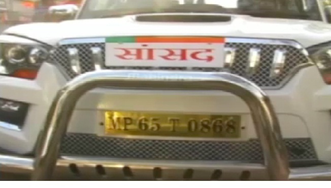 बिना नंबर प्लेट वाली सांसद की गाड़ी पर चालान, यातायात प्रभारी निलंबित