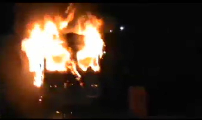 पेट्रोल पंप के बीच खड़े ट्रक में अचानक आग लगने से अफरा-तफरी मची