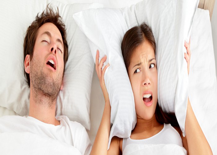 क्या आप भी नींद में लेते हैं खर्राटे…