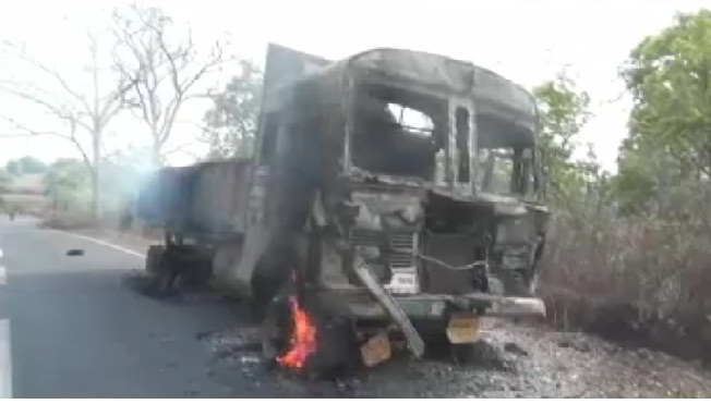 बचेली-भांसी: अज्ञात लोगों ने सड़क पर खड़ी ट्रक में लगाई आग