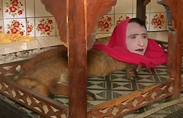 कराची जू में आधा इंसान, आधी लोमड़ी को देखने उमड़ी भीड़