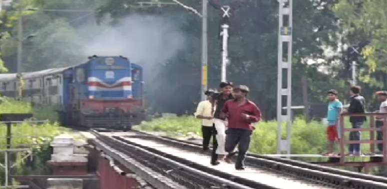 चलती ट्रेन में सेल्फी लेने पर लग सकता है जुर्माना