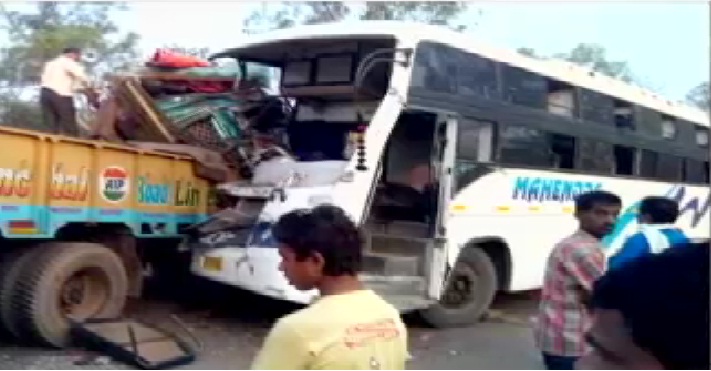 जगदलपुर: ट्रक और बस की टक्कर में 2 लोगों की मौत, 11 घायल