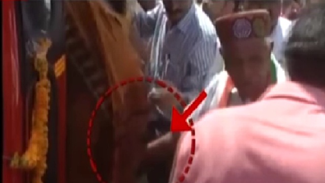 MP: गृह मंत्री बाबूलाल गौर पर लगा महिला को गलत तरीके से स्पर्श करने का आरोप