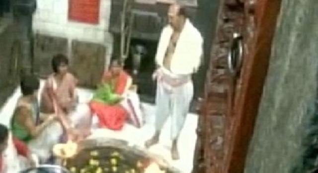 नासिक: त्र्यंबकेश्वर मंदिर में प्रवेश कर महिलाओं ने की पूजा