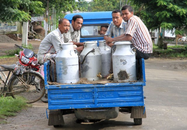 दूध कारोबारियों के खिलाफ प्रशासन ने खोला मोर्चा, मचा हड़कंप
