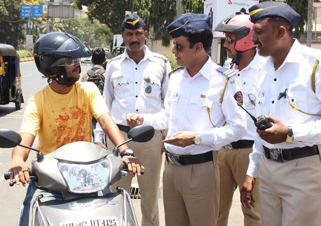 जब ट्रैफिक हवलदार बन सड़कों पर उतरे अभिनेता मनोज बाजपेयी
