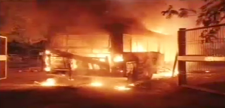 इंदौर: चलती बस के बैटरी में लगी आग, बस जलकर हुई खाक