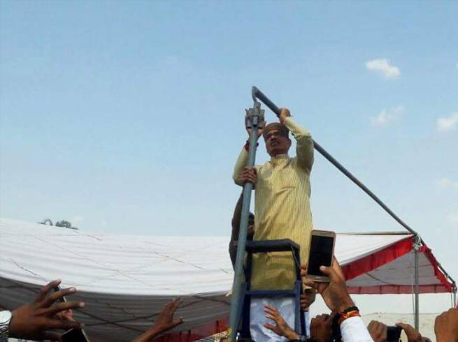 उज्जैन: सिंहस्थ में सीएम शिवराज ने किया श्रमदान