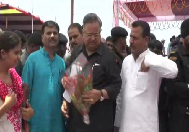 बेमेतराः 184 करोड़ के विकास की सौगात, CM रमन बोले ‘AC कमरों में नहीं चौपाल में बनती हैं सफल योजनाएं’