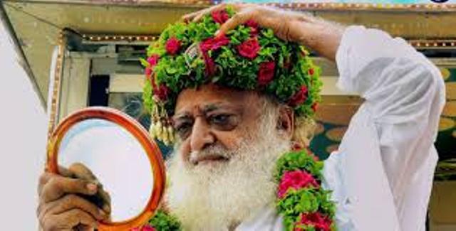 दिल्ली: आसाराम समर्थकों का हंगामा, गाड़ियों में की तोड़फोड़