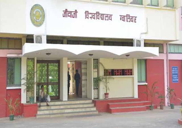 छात्रों का आरोप कॉपी जांचने में हुई गड़बड़ी किया प्रदर्शन