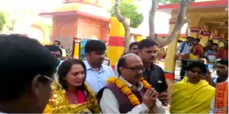 सपा में वापसी के बाद मां बगलामुखी के दर्शन करने नलखेड़ा पहुंचे अमर सिंह