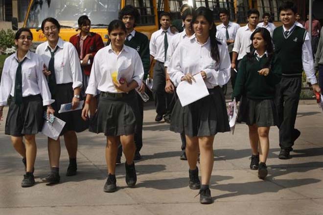 CBSE 12वीं में सुकृति गुप्ता ने किया टॉप, 500 में 497 अंक मिले