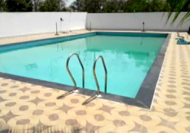 CG:पानी बचाओ अभियान को ठेंगा दिखा रहा साहब के घर बना ये स्वीमिंग पूल