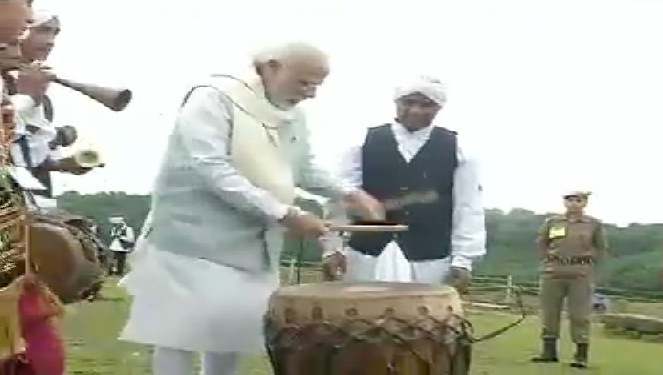 शिलांग में पीएम मोदी ने लोकनृत्य और लोकगीत का आनंद लिया