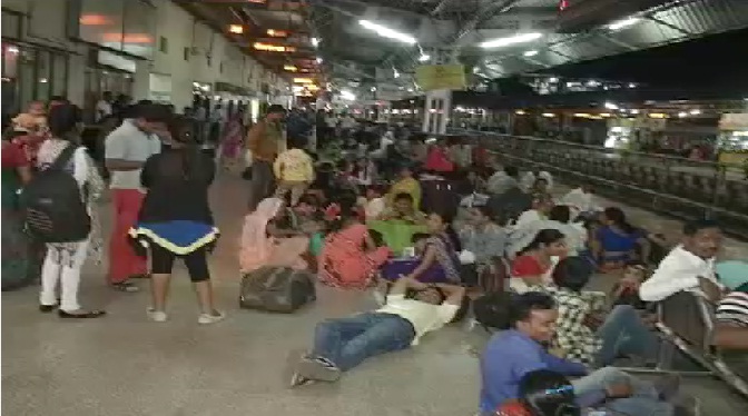 मेगा ब्लॉक से परेशान यात्री, तिल्दा और बैकुंठ के बीच खड़ी ट्रेनें